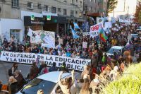 Una multitud marchó en Bariloche para defender la universidad pública