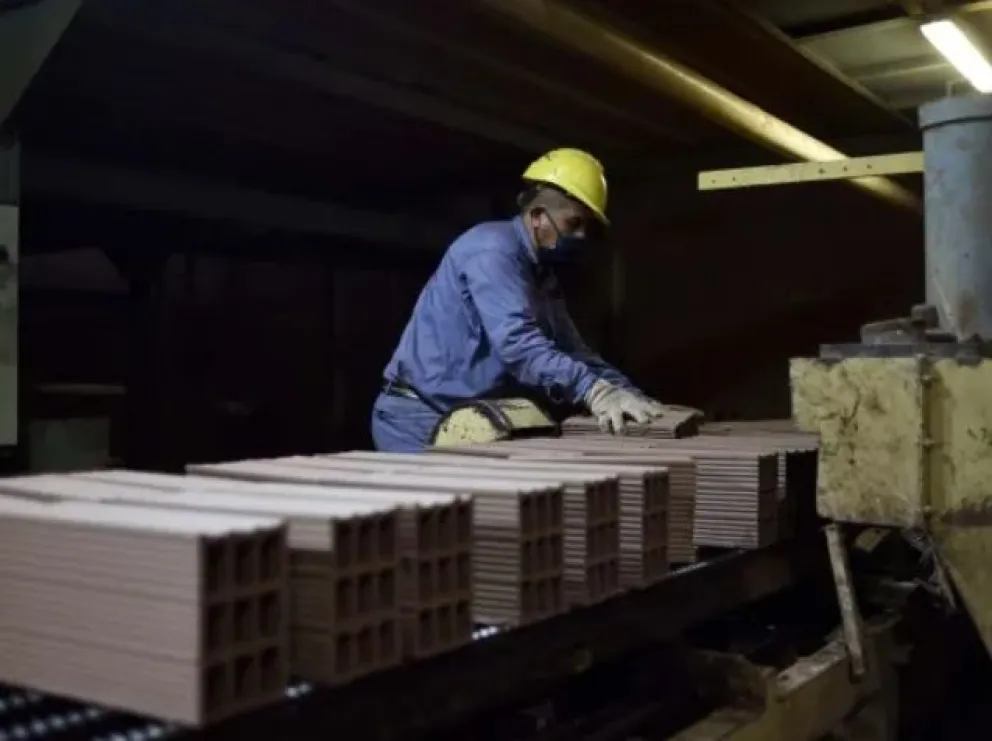 La economía registró una caída del 3,2% en febrero, según el INDEC