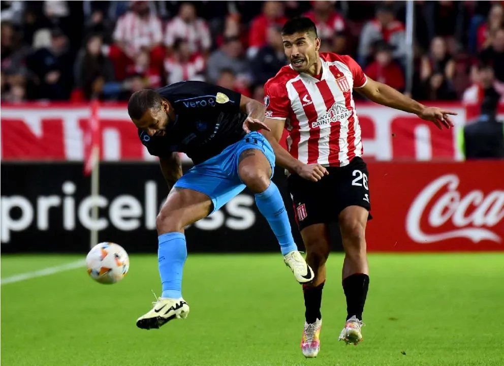 Con un hombre más, Estudiantes no pudo con Gremio como local
