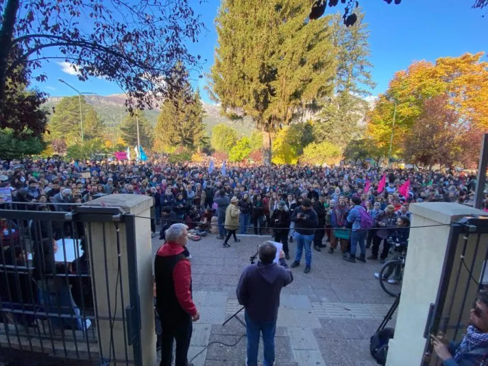 En El Bolsón también marcharon por la educación pública