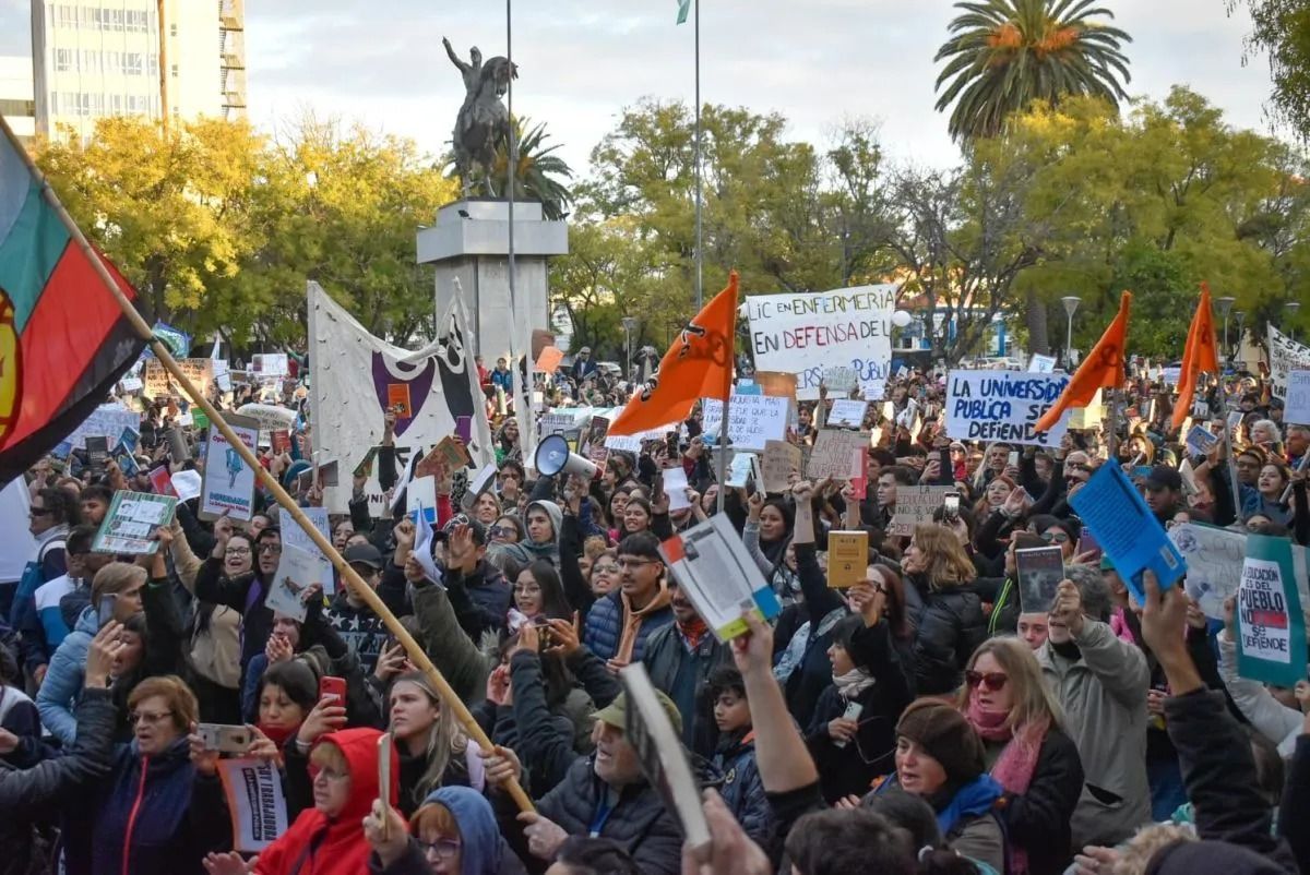 Marcha Universitaria: más de 800 mil personas en Buenos Aires y 200 mil en las provincias, según la UBA