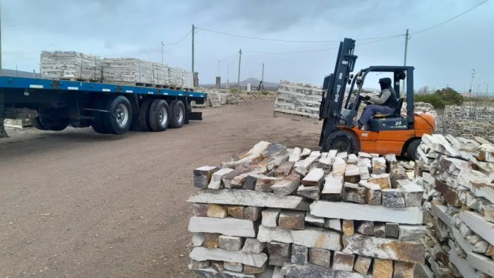 Piedra laja desde Los Menucos a Uruguay