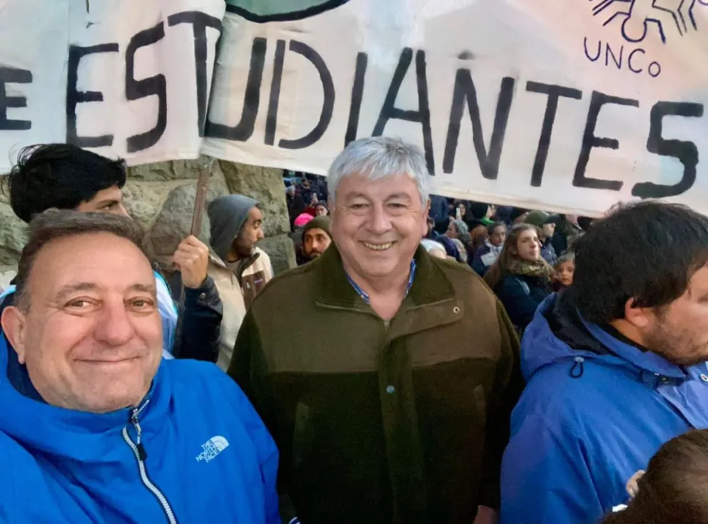 ¿Qué funcionarios locales acompañaron la defensa de la universidad pública?