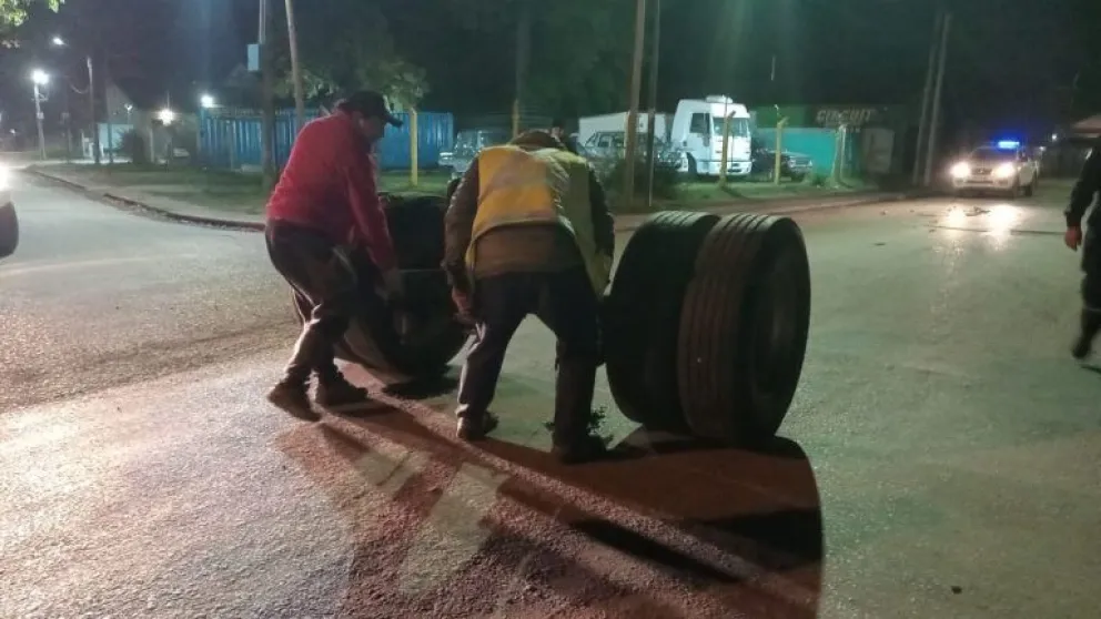 Un camión chileno perdió un eje completo mientras circulaba en pleno centro de El Bolsón