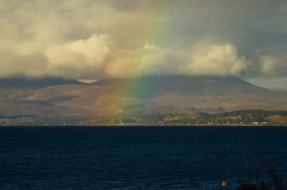 Un regalo de la tarde: luego de la lluvia se formó un hermoso arcoíris en Bariloche
