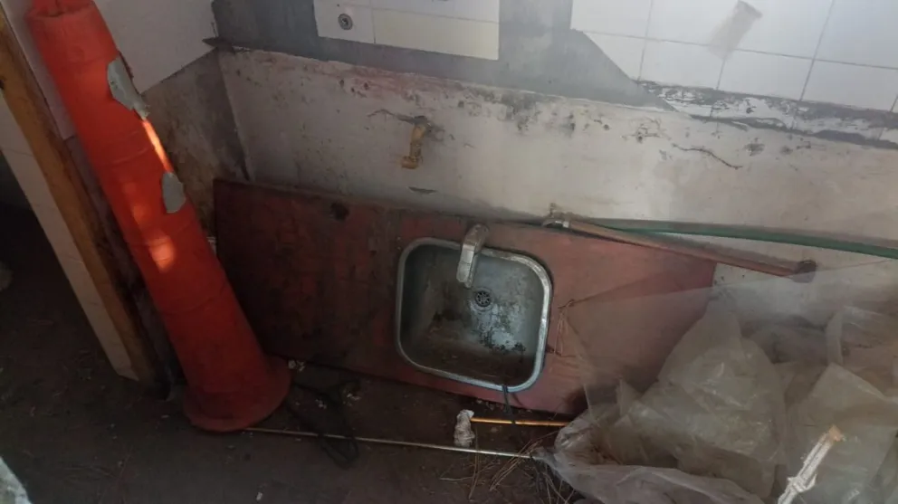 Vándalos destruyeron y robaron elementos de oficina municipal que se encuentra al lado de la Caminera 