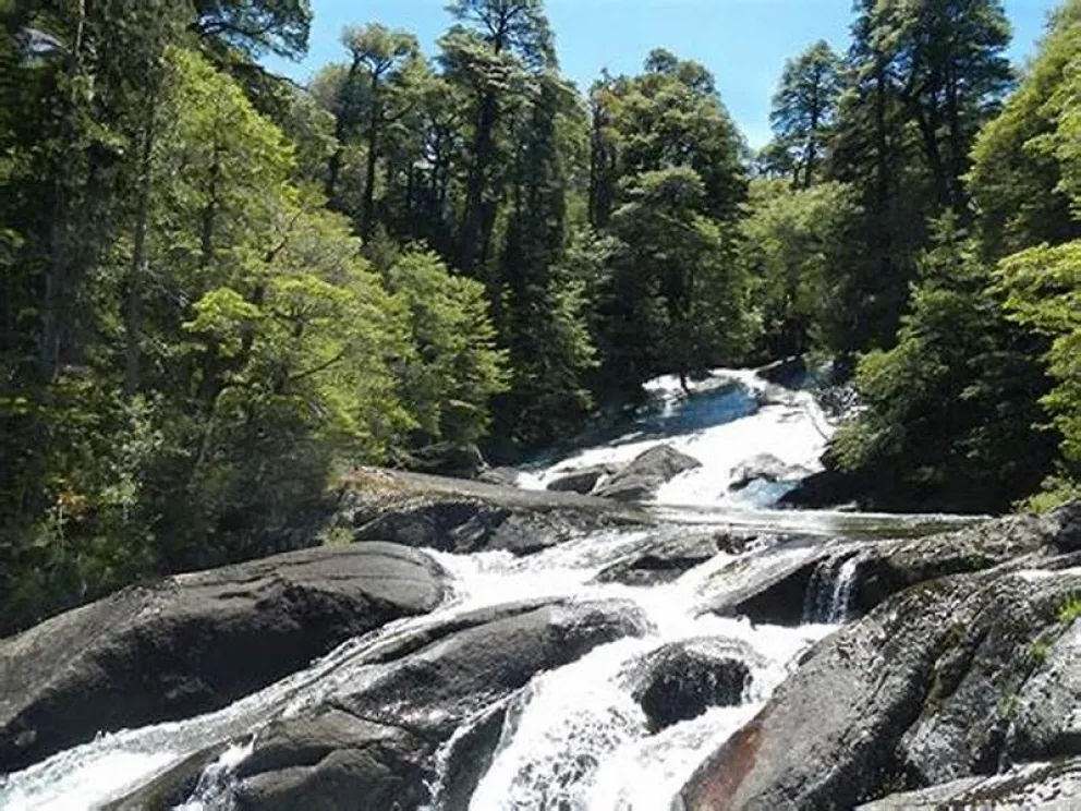 ¿Quiénes encontraron la olla de barro que dio nombre a cascada Los Cántaros?