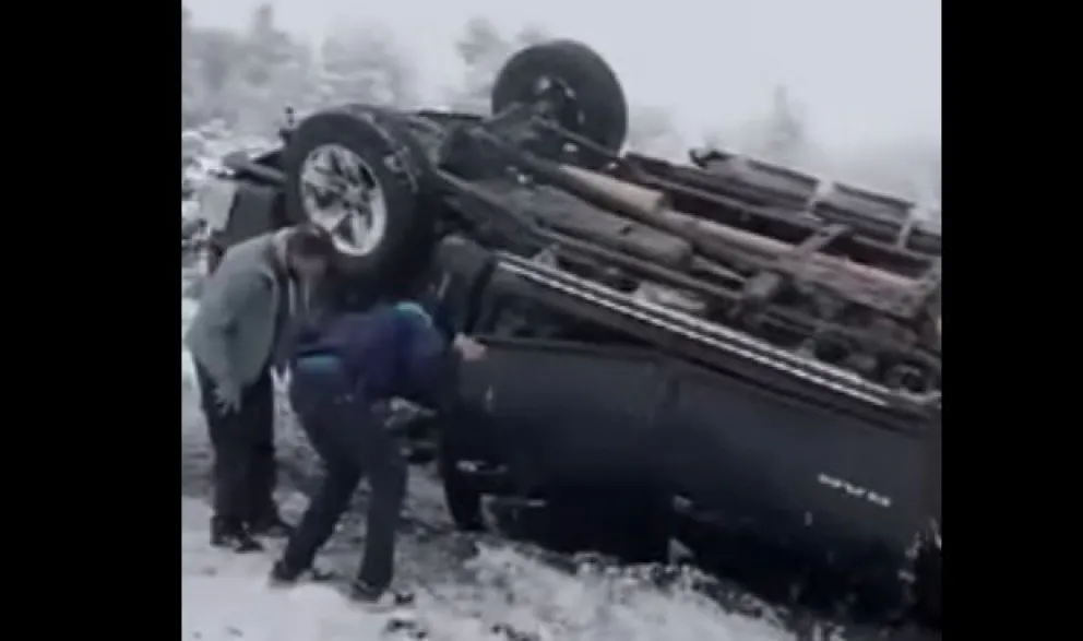 Video: Despiste y vuelco de una camioneta en el camino a cerro Catedral 