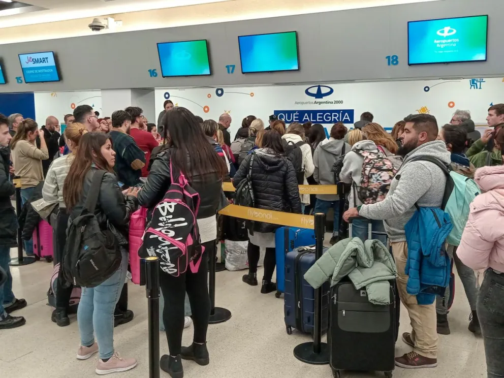 Pasajeros varados sin respuestas inmediatas. Foto Archivo 