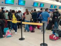Unos 200 pasajeros demorados en el Aeropuerto de Bariloche por cancelaciones de FlyBondi