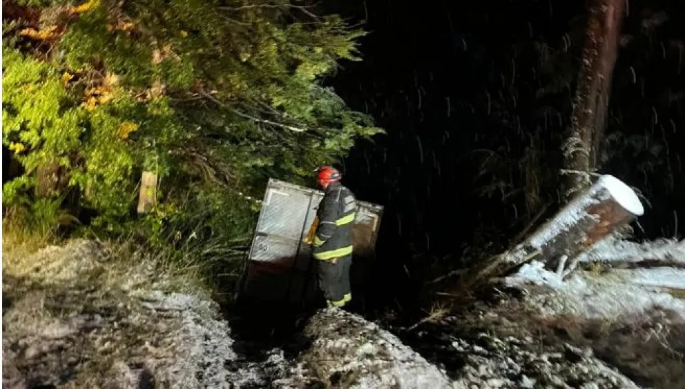Por la intensa nevada, camión chileno pasó de largo en una curva cuando se dirigía al paso Samoré