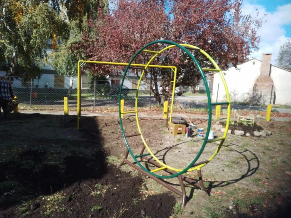 Restauran y embellecen la plaza del barrio 84 Viviendas