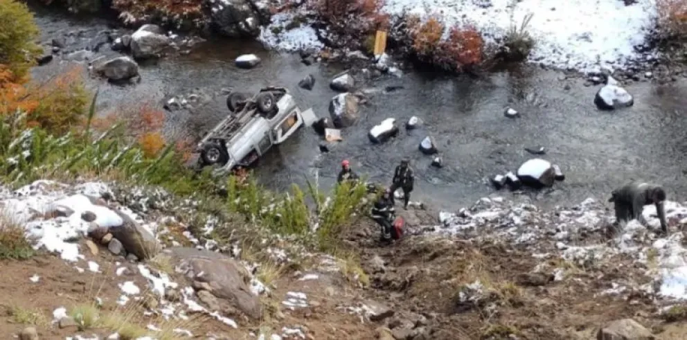 Despistaron, volcaron y terminaron cayendo violentamente a un arroyo 