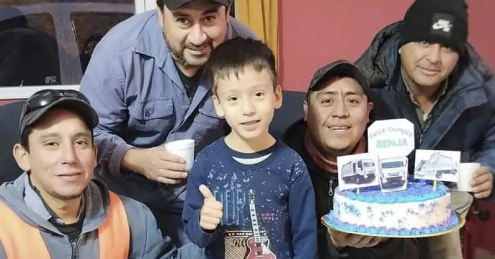 Recolectores de residuos sorprendieron a un nene con una torta por su cumpleaños