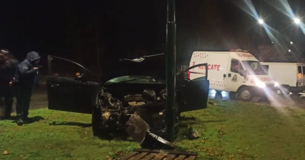 Un conductor en estado de ebriedad chocó con una columna 
