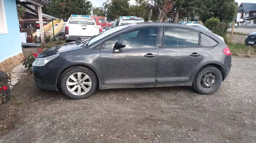 Ladrones con inhibidores sorprendidos antes de que actúen: circulaban en un auto robado