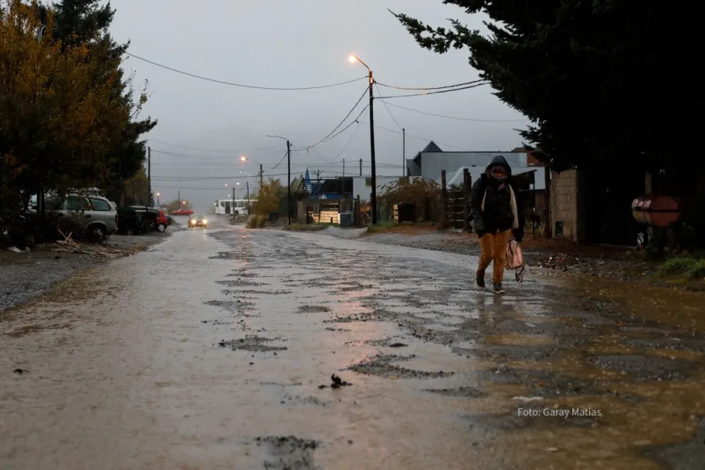 Llueve en Bariloche y El Frutillar volvió a convertirse en el barrio de las lagunas 
