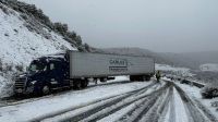 Video: un camión se cruzó en Ruta 40 por la nieve acumulada