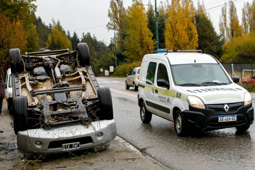 Importante congestionamiento de tránsito por el vuelco de un vehículo en Pioneros