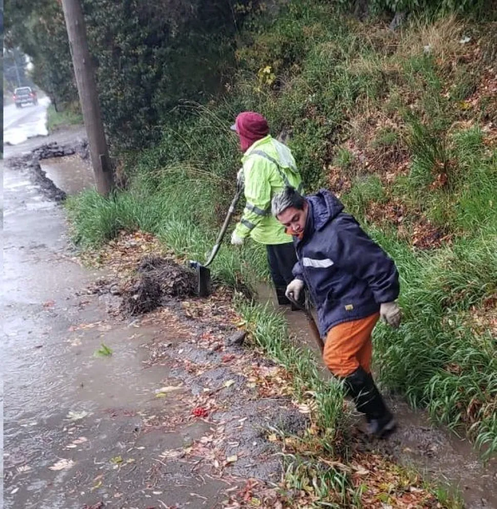 Asisten a familias con viviendas inundadas y realizan trabajos por la copiosa lluvia