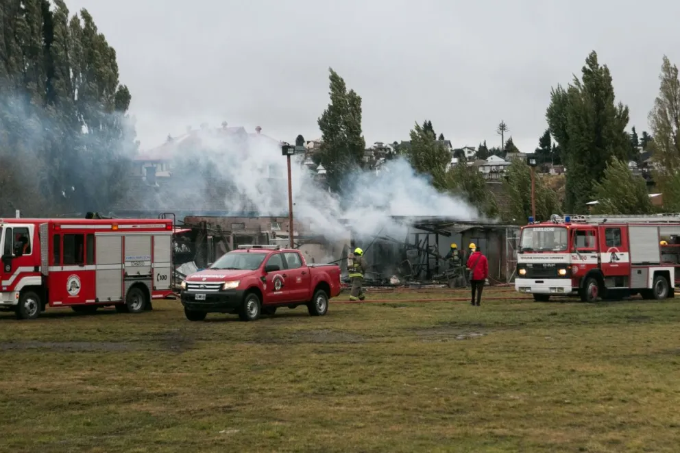 Fuego en el predio de un equipo de fútbol barilochense provocó pérdidas devastadoras 
