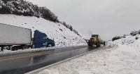 VIDEO: mirá cómo auxiliaban a un camión que se despistó entre Bariloche y El Bolsón