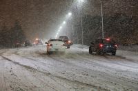 La nevada nocturna complicó la circulación en la ciudad y piden uso obligatorio de cadenas en Circunvalación