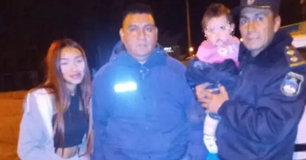 Policías salvaron la vida de una beba que se había ahogado con papel higiénico