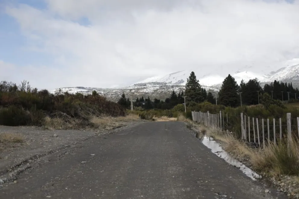 Tres ladrones le sustrajeron el teléfono a un joven en el Ñireco