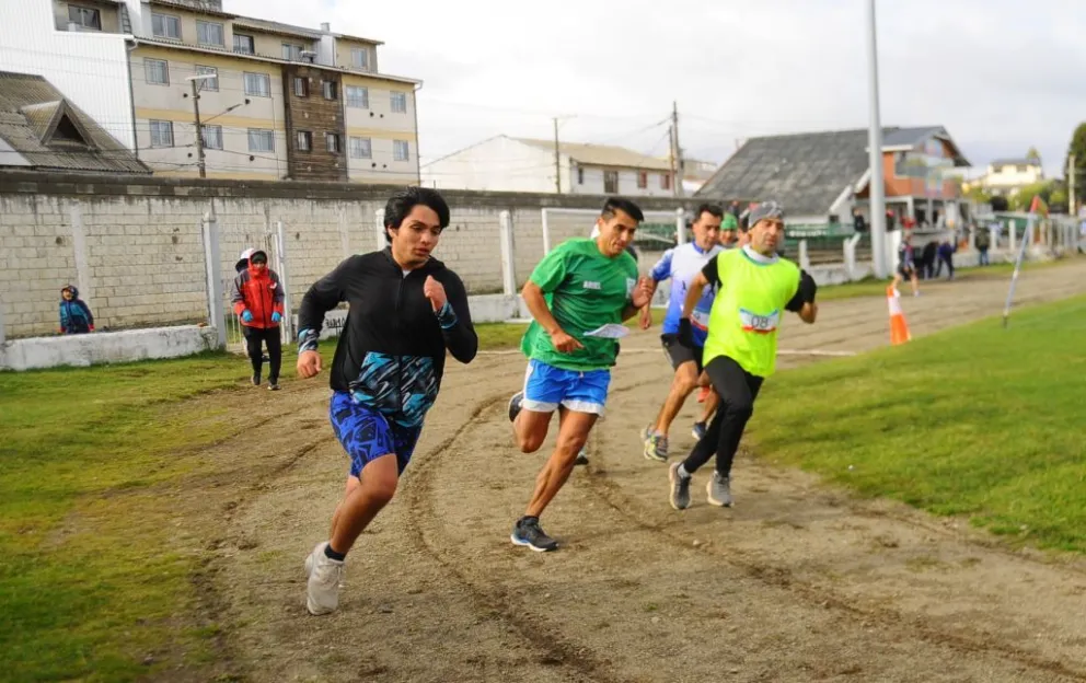 Más de cien atletas protagonizaron la sexta fecha de Carreras de Calle