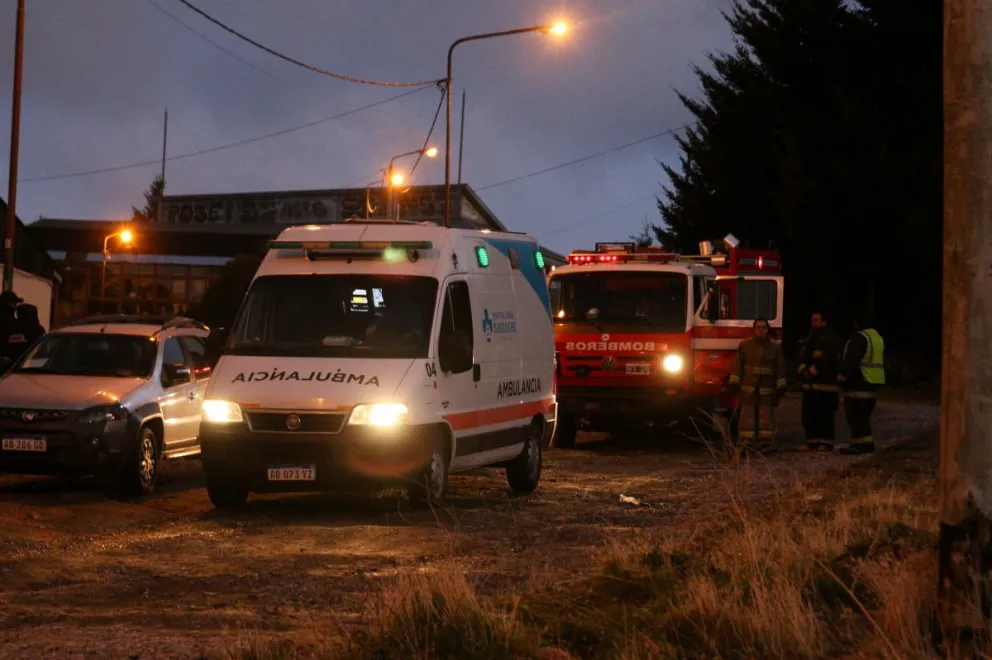 Se desmayó cuando pasaba por detrás del auto, su marido hizo marcha atrás y la arrolló