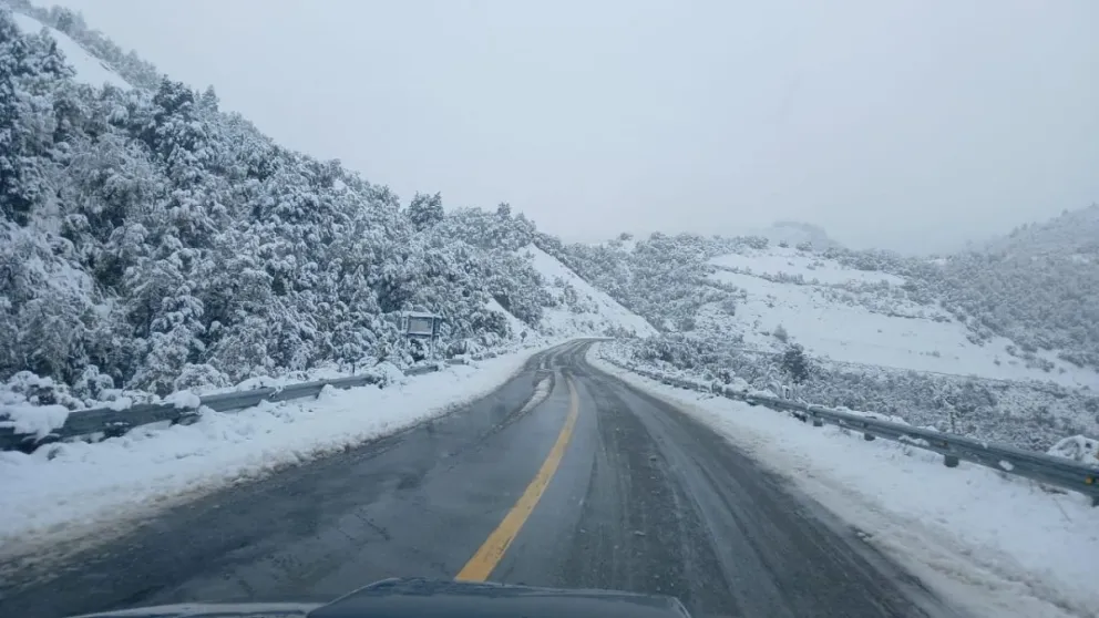 Sectores con hielo en zonas altas de Ruta 40 entre Bariloche y El Bolsón
