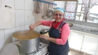 Verónica, la cocinera que brinda su amor en la cocina de la escuela rural 27