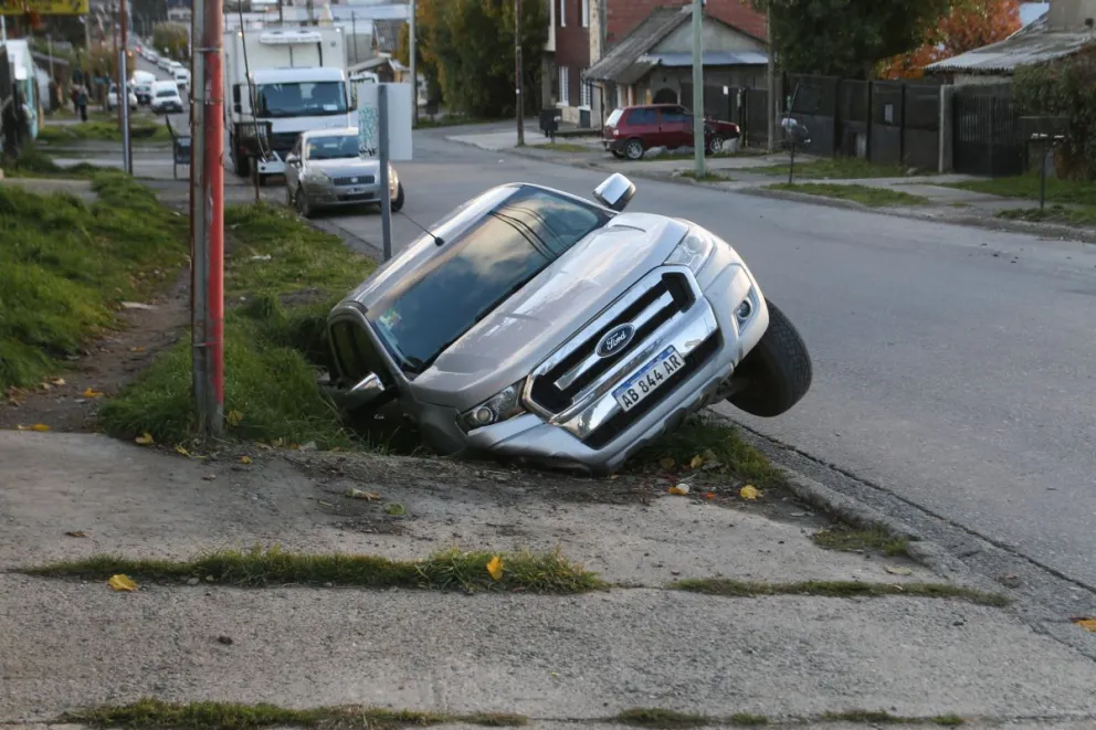 Intentaba estacionar su camioneta pero fue a parar adentro de una zanja