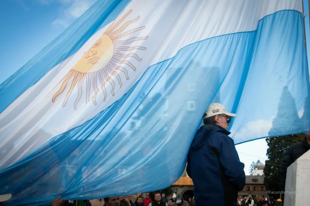 El crucero General Belgrano navegó por el alma de los barilochenses