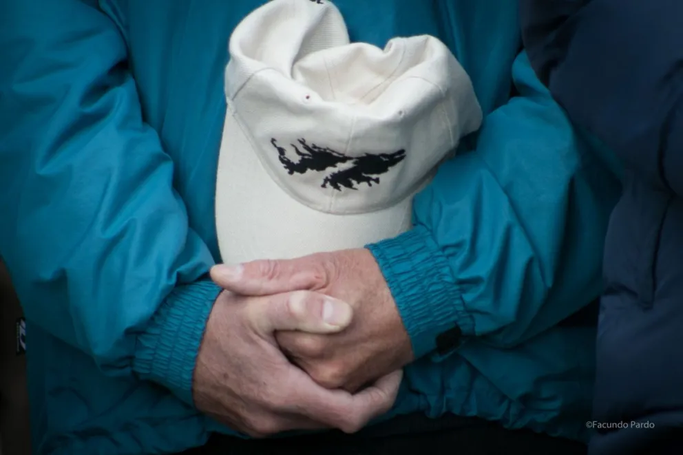 Los veteranos de Malvinas festejan que un compañero haya recuperado una documentación perdida (foto: Facundo Pardo).