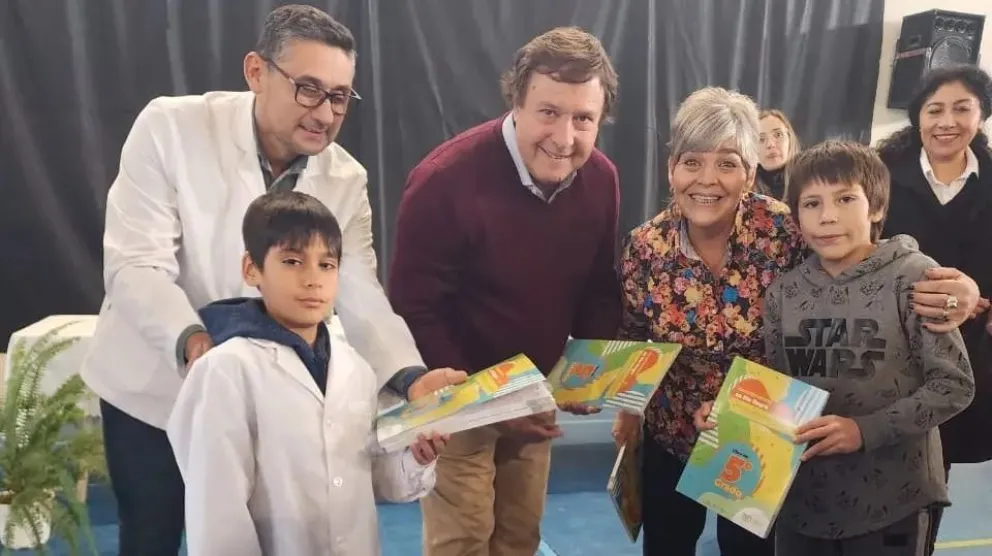 Con la presencia del gobernador, presentaron el libro “Encontrarnos en Río Negro” en Bariloche