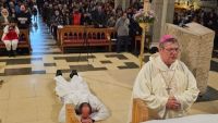 Monseñor Ares ordenó un nuevo sacerdote en Bariloche
