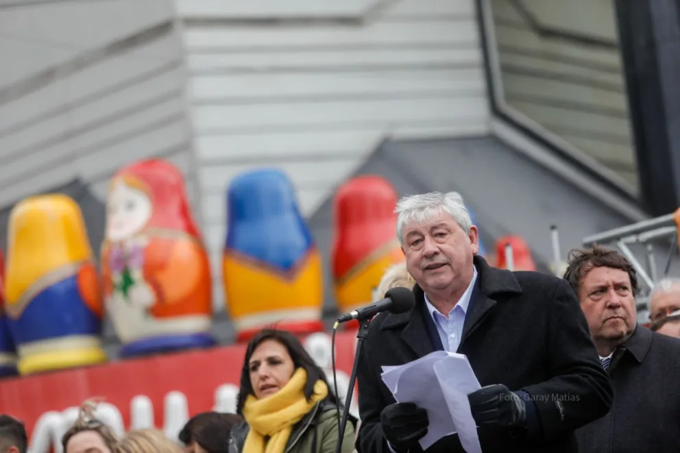 Con indirectas a Gennuso, Cortés anunció que compró maquinaria vial