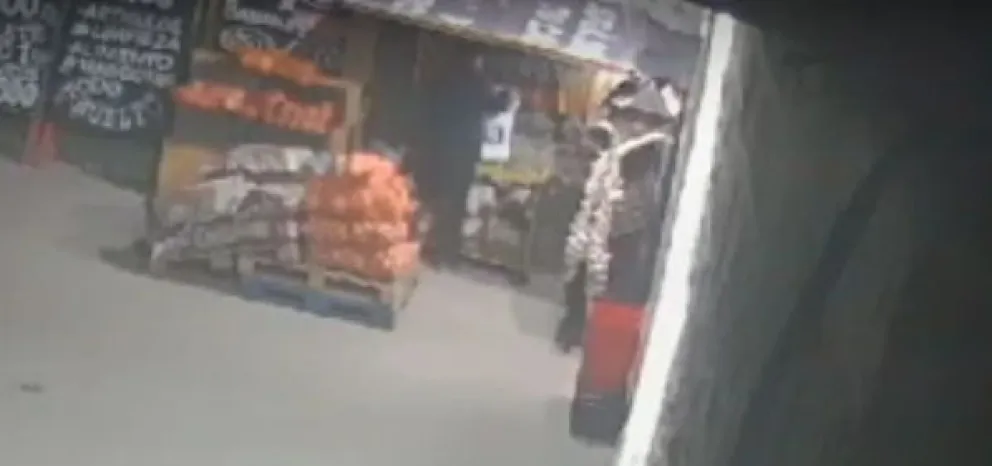 Video: Fue a la verdulería y se robó el termotanque 