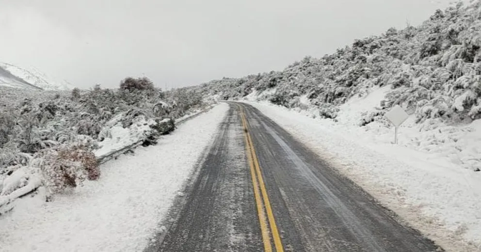 Tuvieron que mover un camión cruzado que circulaba sin cadenas entre Bariloche y El Bolsón