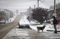 Bariloche dual: Mientras turistas disfrutan la nieve, vecinos sufren las complicaciones 