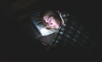 El vamping: El peligroso hábito de estar pegados a los dispositivos electrónicos antes de dormir