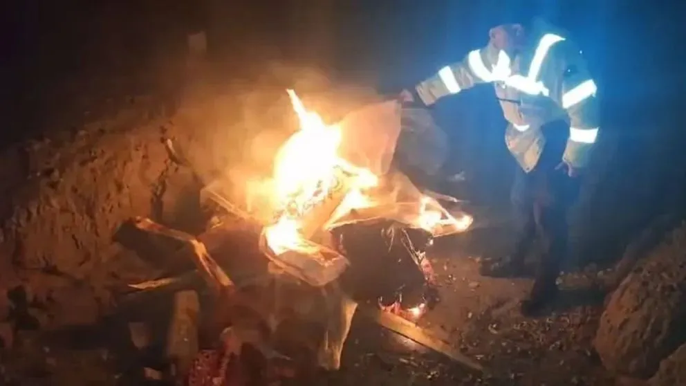 Incineran más de 430 kilos de carne un control policial: los ocupantes del vehículo provenían de Cipolletti