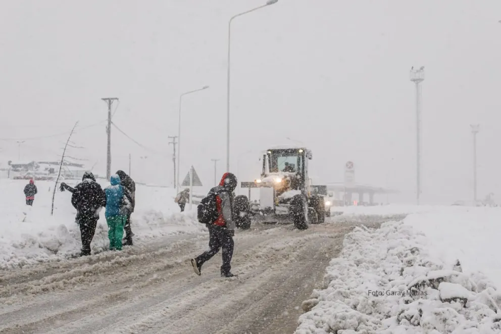 Desde Protección Civil piden tener las veredas limpias y no salir a menos que sea una urgencia 