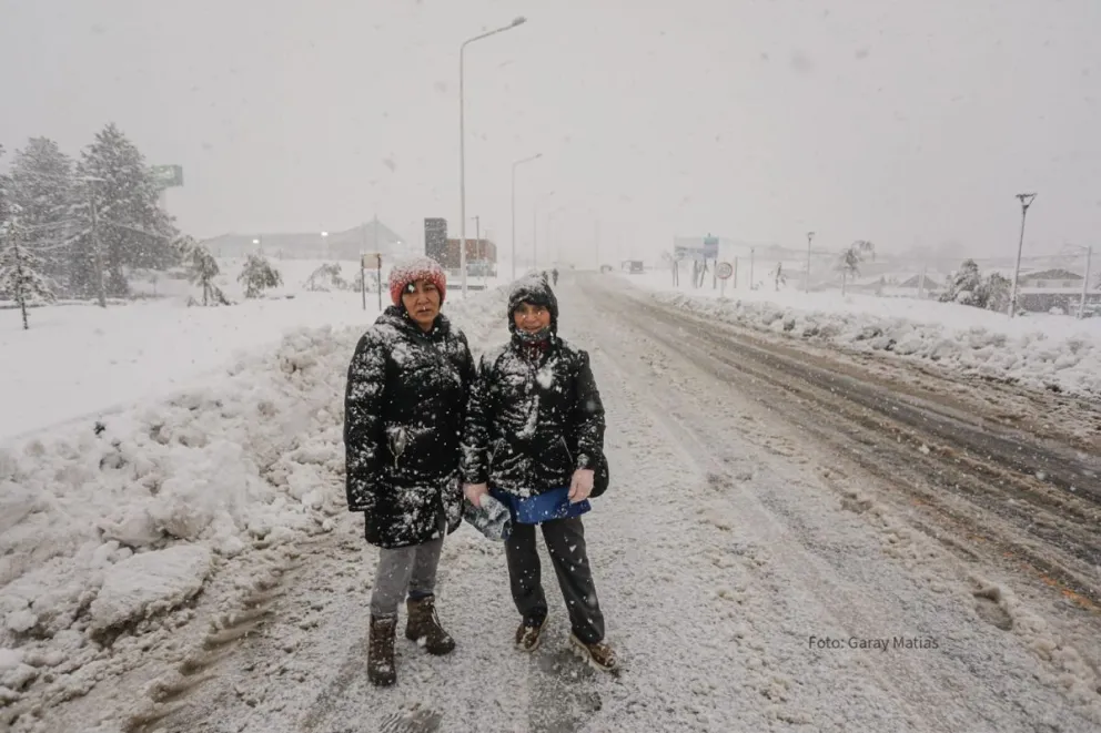 Ante el temporal, cientos de vecinos optan por transportarse a pie 