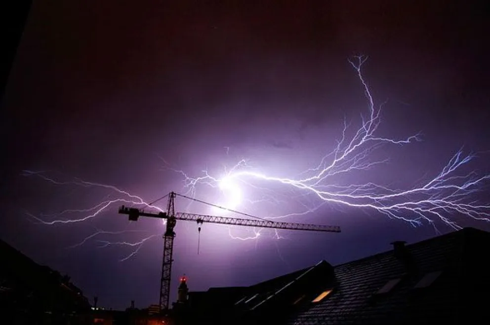 Video: el momento en que caen rayos cerca de una familia mientas estaba reunida