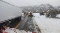 Nieva fuerte y volvieron a suspender el tránsito entre Bariloche y El Bolsón