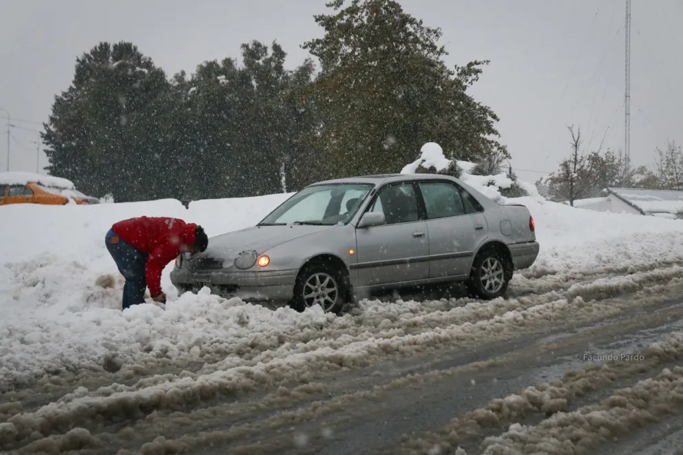 Ante nevadas anunciadas para mañana, recuerdan la portación de cadenas para circular en Bariloche