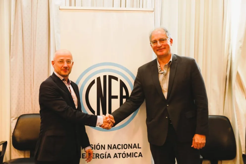 Dos ingenieros nucleares a cargo de la Comisión Nacional de Energía Atómica